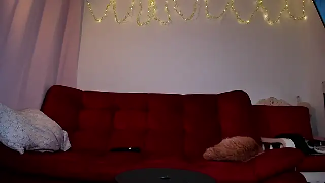 Snapshot of ohpetitemuse chatting on 02.27.25 ohpetitemuse online show from 02.27.25