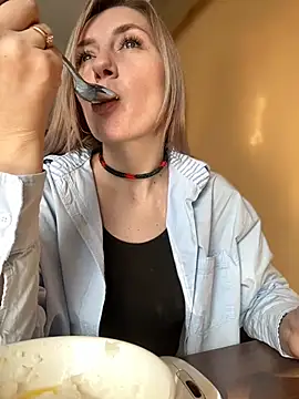 Snapshot of Crazy-Rosa chatting on 02.02.25 Crazy-Rosa online show from 02.02.25