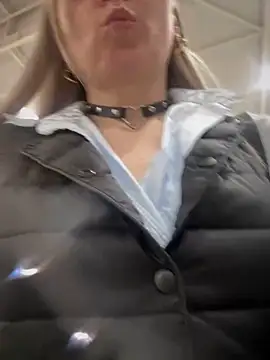 Snapshot of Crazy-Rosa chatting on 02.22.25 Crazy-Rosa online show from 02.22.25