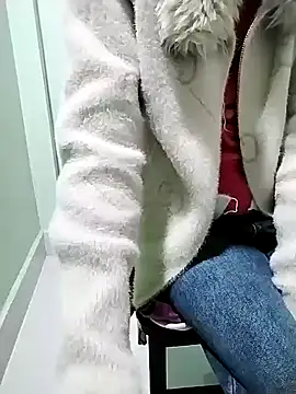 Luxcute286 online show from 02.18.25