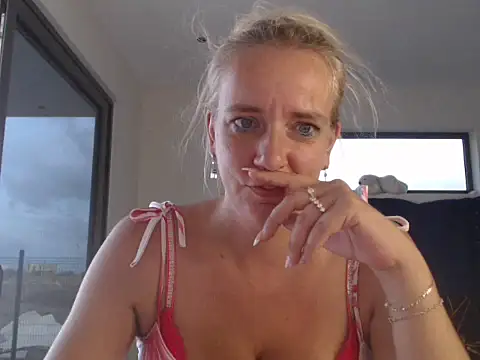 Snapshot of Wendysexyx chatting on 10.18.25 Wendysexyx online show from 10.18.25