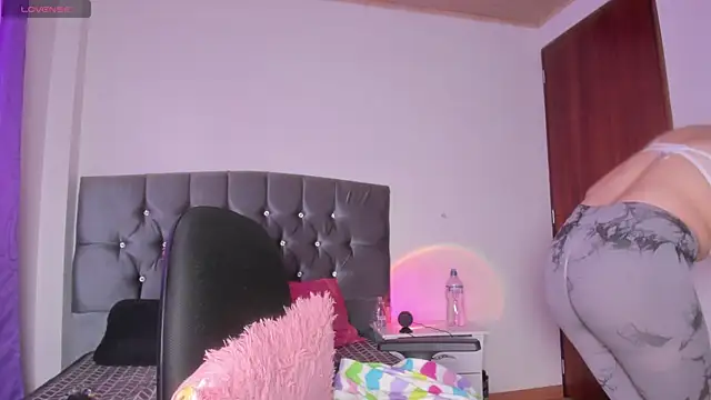 Snapshot of Veeronica_Smith chatting on 10.01.25 Veeronica Smith online show from 10.01.25