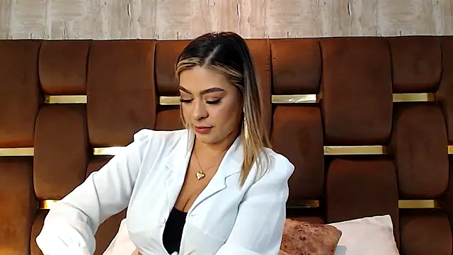 Snapshot of JoannaStanford chatting on 09.17.25 JoannaStanford online show from 09.17.25