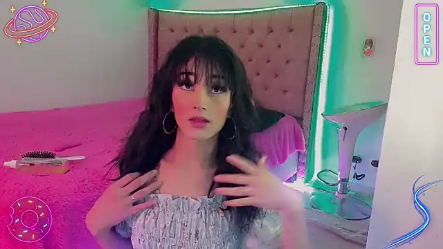 Snapshot of LittleEmmaa chatting on 12.30.24 LittleEmmaa online show from 12.30.24