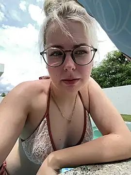 Snapshot of Livewithlucy chatting on 08.05.26 Livewithlucy online show from 08.05.26