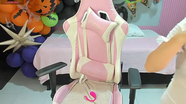 Snapshot of Yuli_16 chatting on 10.28.25 Yuli 16 online show from 10.28.25