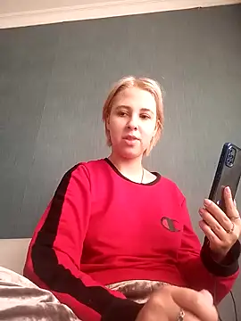 Snapshot of Gussie_Bridie chatting on 01.03.25 Gussie Bridie online show from 01.03.25