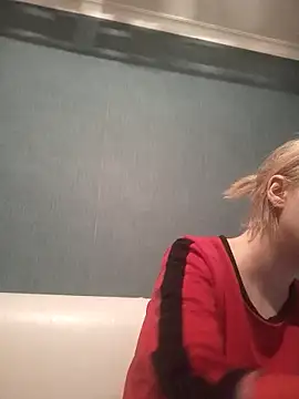 Snapshot of Gussie_Bridie chatting on 01.04.25 Gussie Bridie online show from 01.04.25
