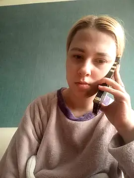 Snapshot of Gussie_Bridie chatting on 03.01.25 Gussie Bridie online show from 03.01.25