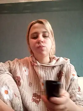 Snapshot of Gussie_Bridie chatting on 03.03.25 Gussie Bridie online show from 03.03.25