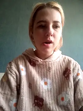 Snapshot of Gussie_Bridie chatting on 03.06.25 Gussie Bridie online show from 03.06.25