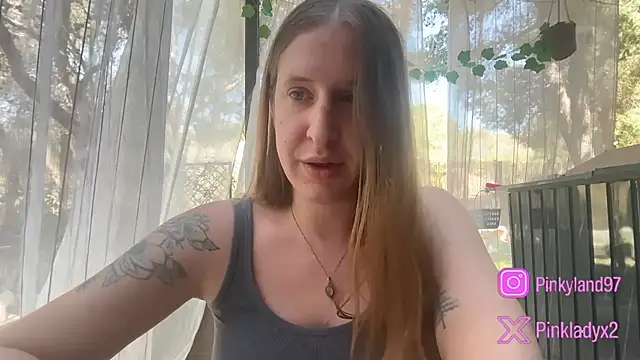 Snapshot of Pinkyladyxxx chatting on 05.19.26 Pinkyladyxxx online show from 05.19.26