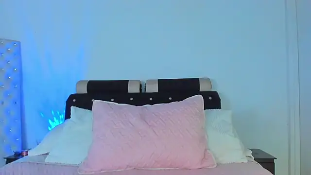 Snapshot of emma-hiill chatting on 02.15.25 emma-hiill online show from 02.15.25