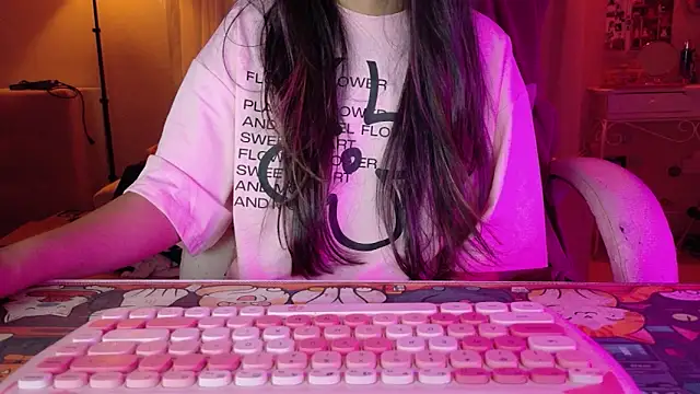 Snapshot of AllisonCatUwU chatting on 06.17.26 AllisonCatUwU online show from 06.17.26