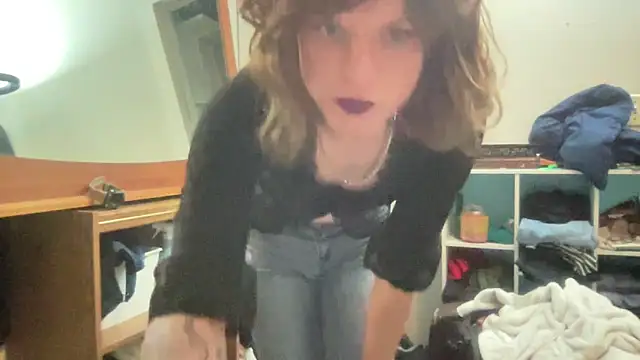 Snapshot of sum1betterthanmost chatting on 10.28.25 sum1betterthanmost online show from 10.28.25