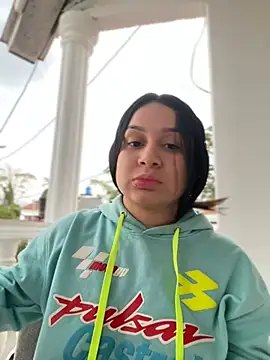 Snapshot of Pretty_Isadora chatting on 12.16.24 Pretty Isadora online show from 12.16.24