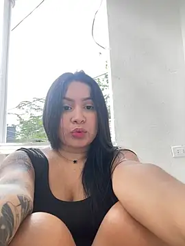 Snapshot of Pretty_Isadora chatting on 12.29.24 Pretty Isadora online show from 12.29.24