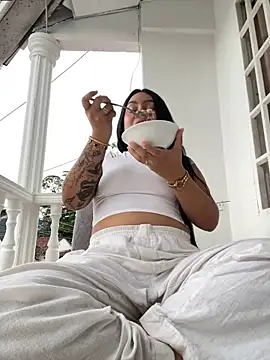 Snapshot of Pretty_Isadora chatting on 01.03.25 Pretty Isadora online show from 01.03.25