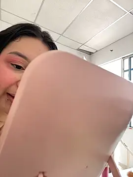 Snapshot of Pretty_Isadora chatting on 02.04.25 Pretty Isadora online show from 02.04.25