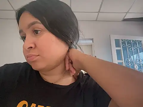 Snapshot of Pretty_Isadora chatting on 02.17.25 Pretty Isadora online show from 02.17.25