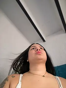 Snapshot of Pretty_Isadora chatting on 03.07.25 Pretty Isadora online show from 03.07.25