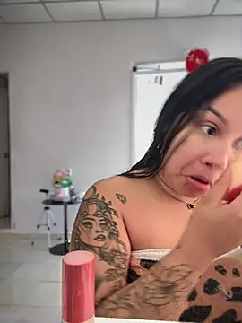 Snapshot of Pretty_Isadora chatting on 03.21.25 Pretty Isadora online show from 03.21.25