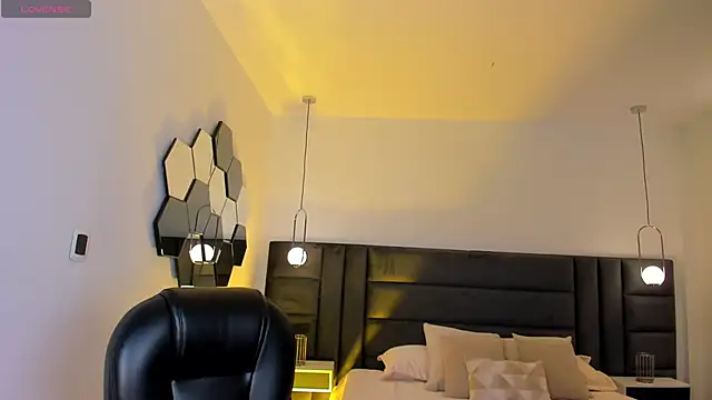 VictoriaMilan  online show from 12.12.24