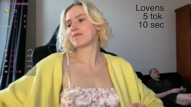 Snapshot of Sexy_Sweets chatting on 10.22.25 Sexy Sweets online show from 10.22.25