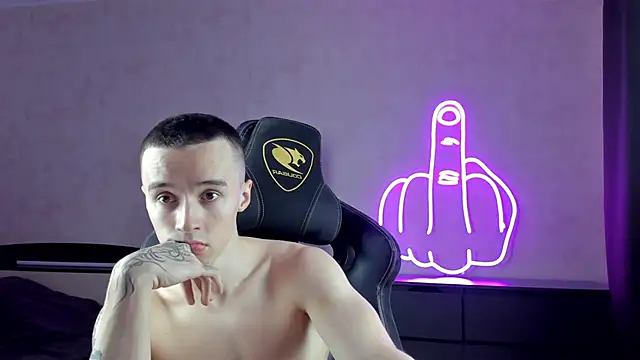 Snapshot of MasonWarholl chatting on 12.19.24 MasonWarholl online show from 12.19.24