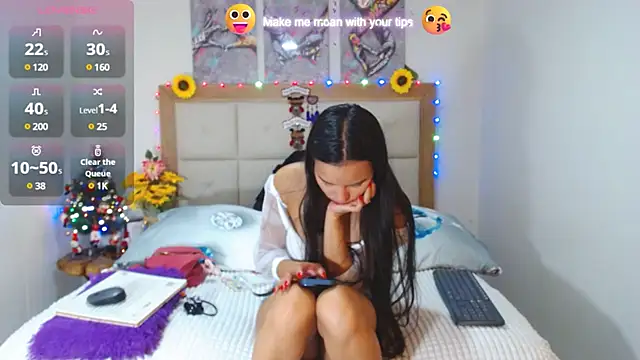 Snapshot of valentina_hearts chatting on 12.20.24 valentina hearts online show from 12.20.24