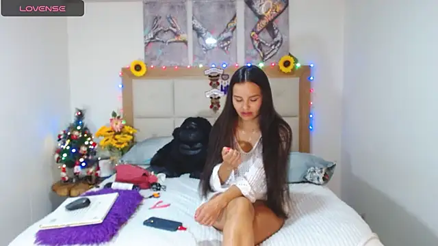 Snapshot of valentina_hearts chatting on 12.21.24 valentina hearts online show from 12.21.24