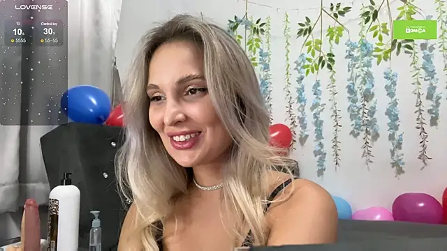 Snapshot of Isexxs chatting on 02.14.25 Isexxs online show from 02.14.25