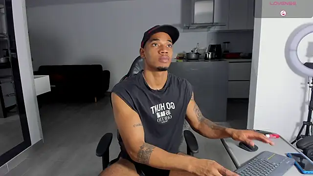Snapshot of TROYWESLY- chatting on 05.28.26 TROYWESLY- online show from 05.28.26