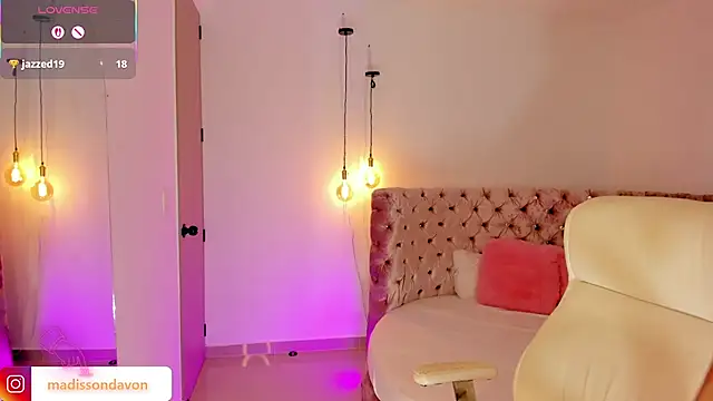 Snapshot of madisson_davon chatting on 10.14.25 madisson davon online show from 10.14.25