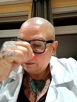 Snapshot of gepiercte_nippel chatting on 04.15.26 gepiercte nippel online show from 04.15.26