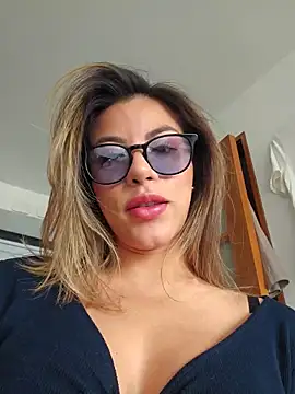 Snapshot of Karen_San_Miguel chatting on 11.10.25 Karen San Miguel online show from 11.10.25