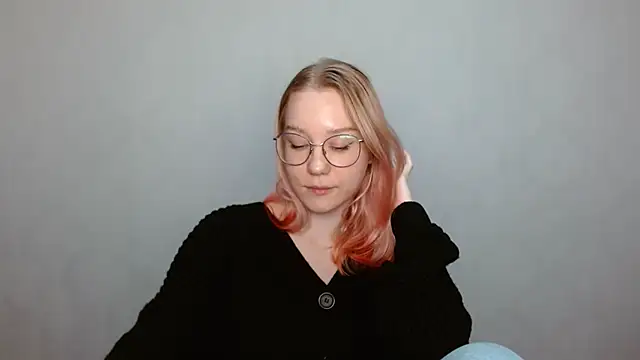 Snapshot of cindi_hot chatting on 12.16.24 cindi hot online show from 12.16.24