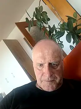 Snapshot of Milkasahne64 chatting on 10.28.25 Milkasahne64 online show from 10.28.25