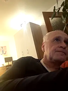 Snapshot of Milkasahne64 chatting on 12.18.25 Milkasahne64 online show from 12.18.25