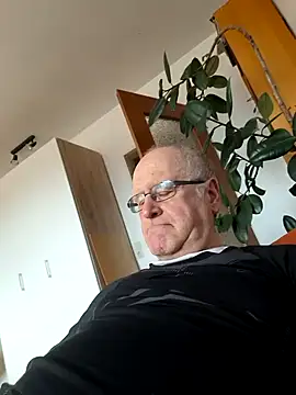 Snapshot of Milkasahne64 chatting on 02.15.26 Milkasahne64 online show from 02.15.26