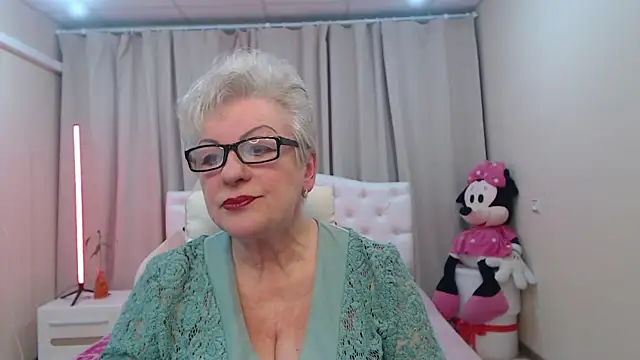 Snapshot of KayleSmoll chatting on 04.27.26 KayleSmoll online show from 04.27.26