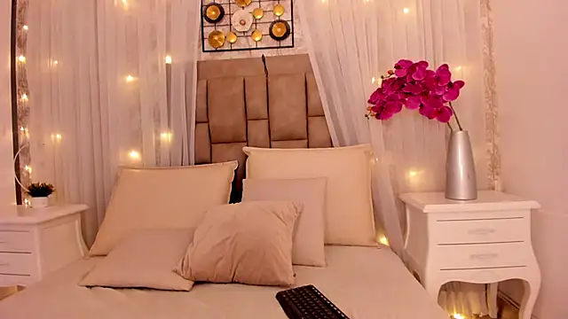 Snapshot of MarianaSanz chatting on 12.12.24 MarianaSanz online show from 12.12.24