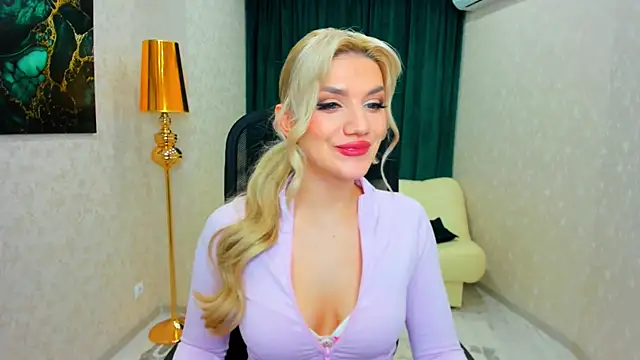 Snapshot of SelenaeMoore chatting on 02.08.25 SelenaeMoore online show from 02.08.25