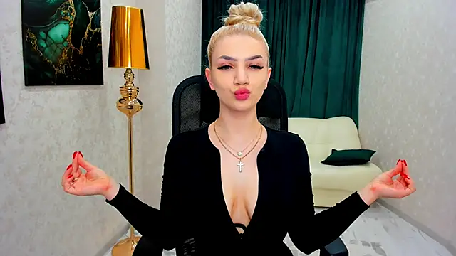 Snapshot of SelenaeMoore chatting on 02.24.25 SelenaeMoore online show from 02.24.25