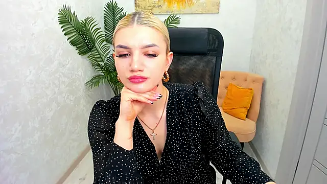 Snapshot of SelenaeMoore chatting on 03.13.25 SelenaeMoore online show from 03.13.25