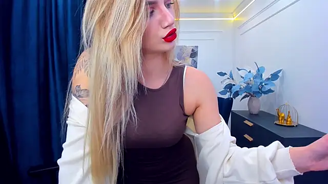 Snapshot of SelenaeMoore chatting on 09.18.25 SelenaeMoore online show from 09.18.25
