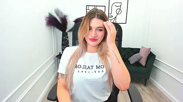 Snapshot of SelenaeMoore chatting on 09.28.25 SelenaeMoore online show from 09.28.25