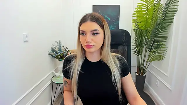 Snapshot of SelenaeMoore chatting on 10.05.25 SelenaeMoore online show from 10.05.25