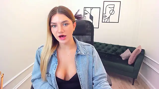 Snapshot of SelenaeMoore chatting on 10.12.25 SelenaeMoore online show from 10.12.25