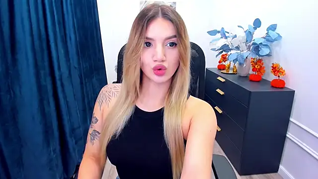 Snapshot of SelenaeMoore chatting on 10.13.25 SelenaeMoore online show from 10.13.25